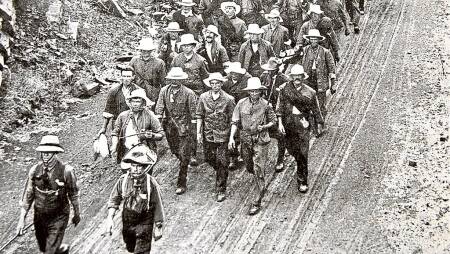 BRAVE: The Kangaroo March on its way to Sydney in 1915.