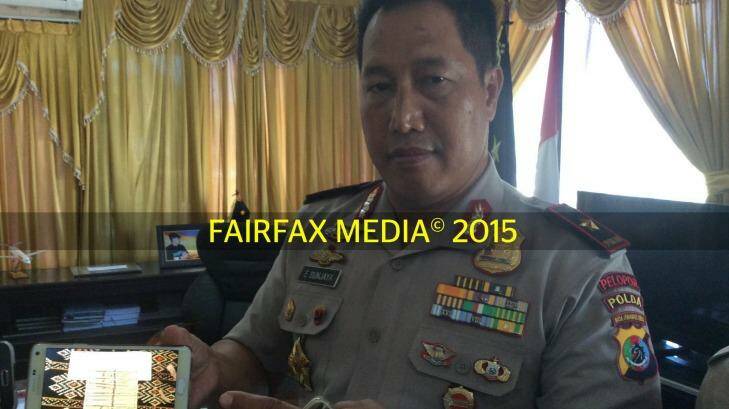 General Endang Sunjaya, police chief of Nusa Tenggara Timur province shows a mobile phone with a picture of the money on Tuesday. Photo: Fairfax Media
