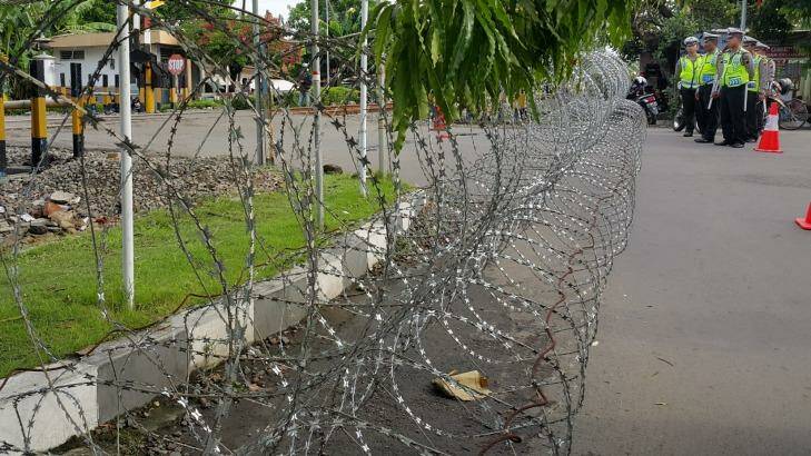 Barbed wire fences off the street outside the Cilacap court where Abu Bakar Bashir is facing trial. Photo: Amilia Rosa