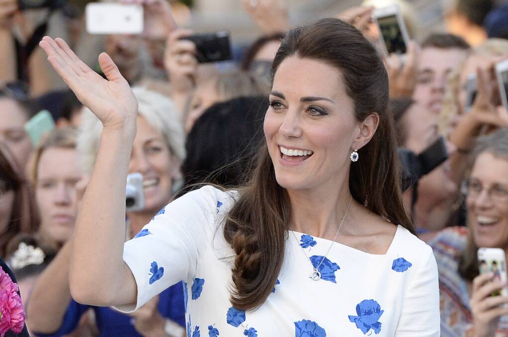Catherine, Duchess of Cambridge waves to the crowd on April 19, 2014 in Brisbane,  (Photo by Bradley Kanaris/Getty Images)