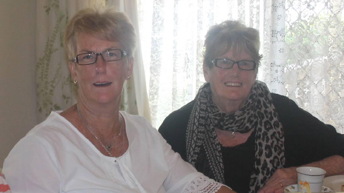 GUNDAGAI VISITOR:
I was pleased to catch up with Gundagai visitor Annmaree Smith 
pictured with her sister Margaret Moon.
Annmaree bought over a number of Gundagai ladies who all enjoyed the All Day Cuppa taking place at the home of Tom and Jill Dodwell on Tuesday last.
