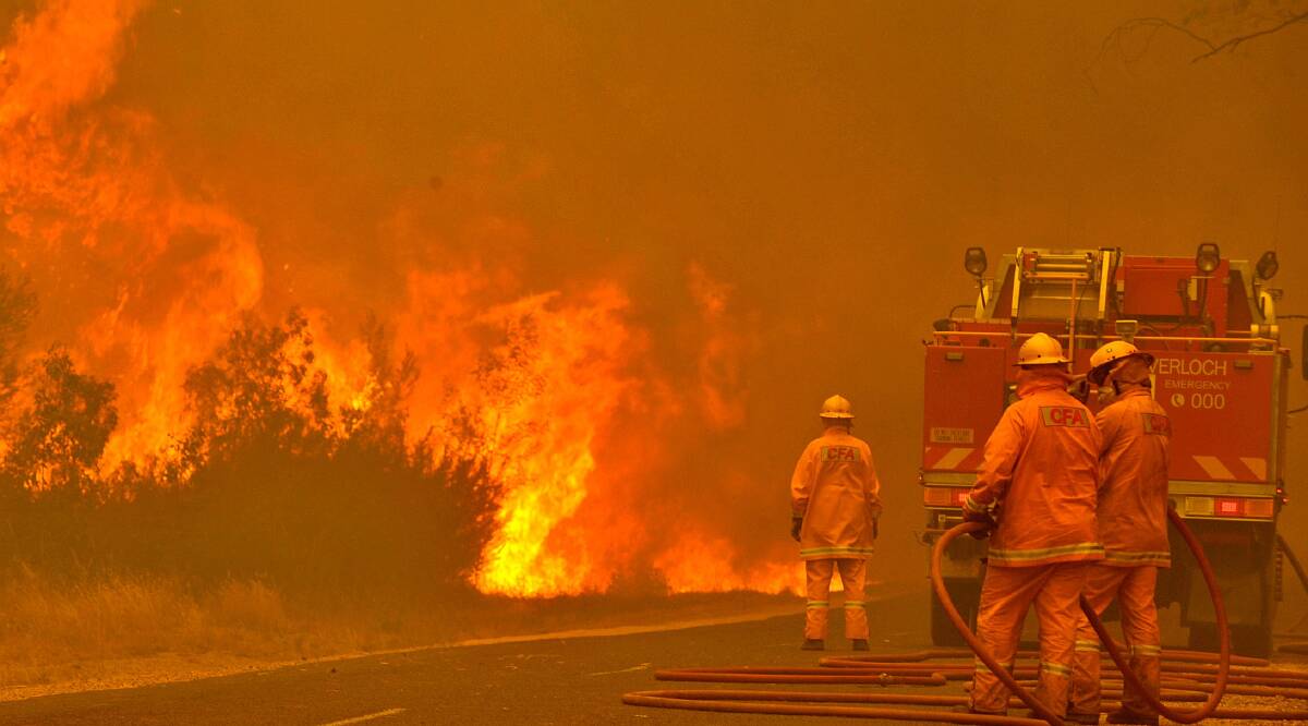 Firefighters prepare to defend the Glenmaggie Caravan Park under the threat of flame Photo: Michael Clayton-Jones