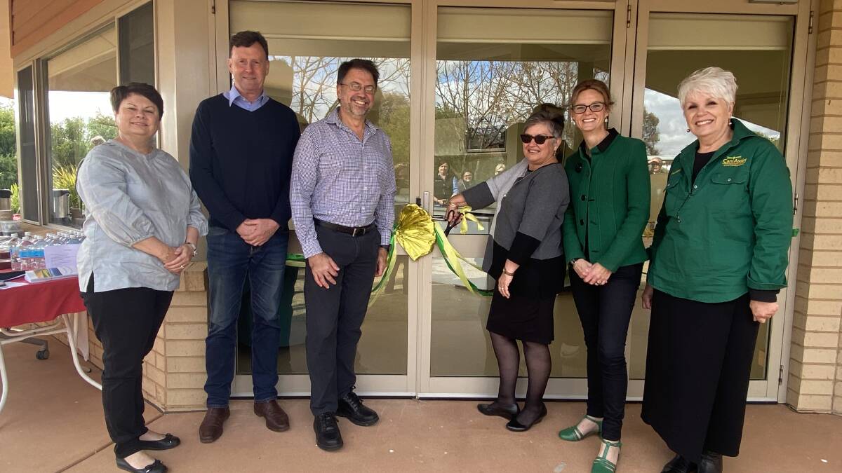 Murrumbidgee Primary Health Network At Home Palliative Care Project Manager Stacey Heer, President of the Cootamundra Rotary Club Simon Thompson, Dr Jacques Scholtz, CEO of Adina Care Jennifer Apps, Steph Cooke MP and Treasurer of Cootamundra Can Assist Colleen Flynn.