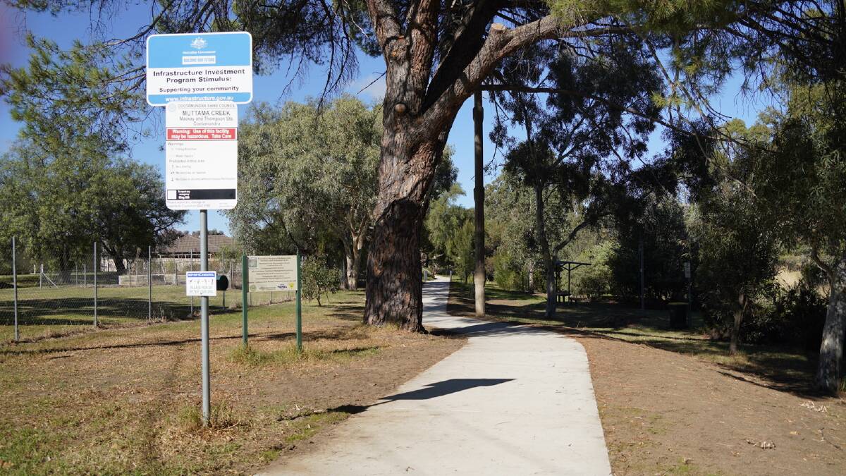 The shared cycleway and footpath along Muttama Creek at Cootamundra.