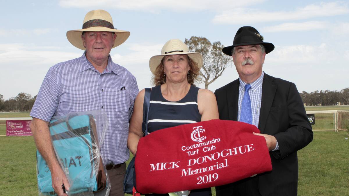 Gerard Donoghue presents the Mick Donoghue award to Andrew and Sue Groves, breeders and owners of Jounama.