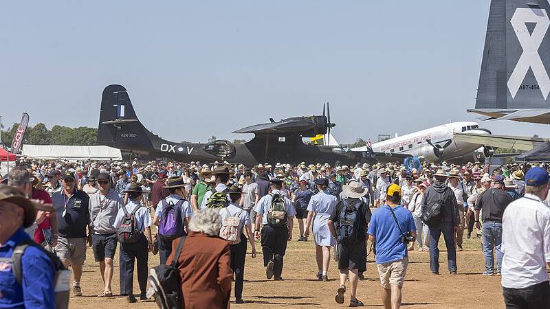 Crowd at the 2015 Warbirds Downunder airshow at Temora. 