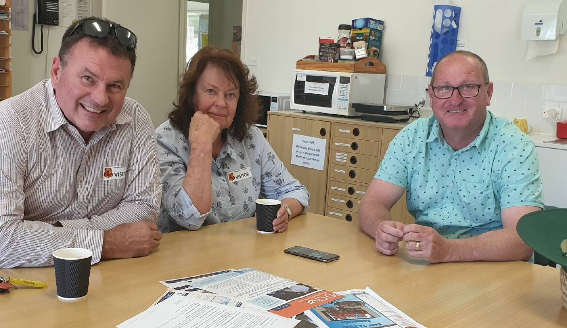 Grant and Gloria Schultz with John Southon, Principal of Trundle Central School.