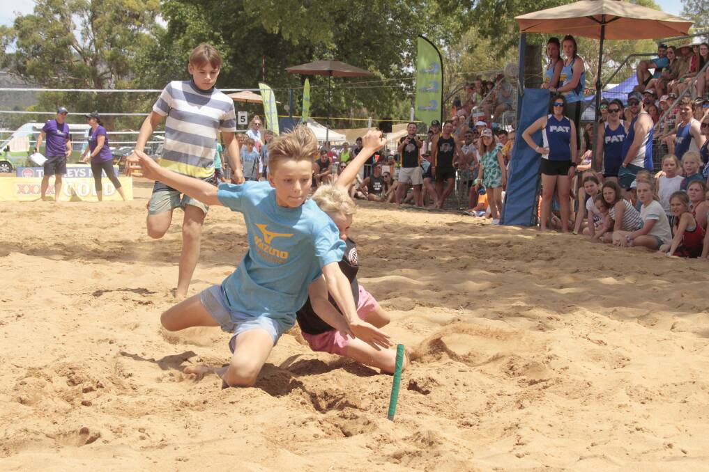 Everyone can have a go: Various kinds of beach sprints are held for under-14s and also for adults whether they're volleyball players or not.