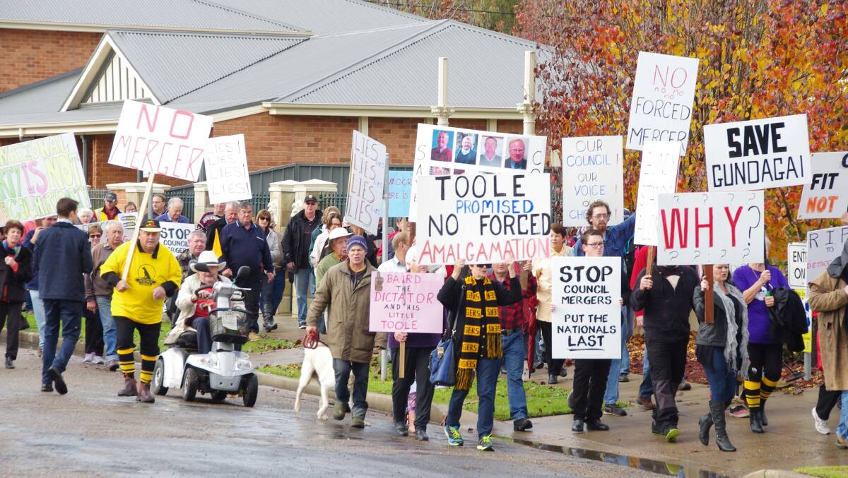 Gundagai residents protests against an impending forced council amalgamation with Cootamundra back in 2016.