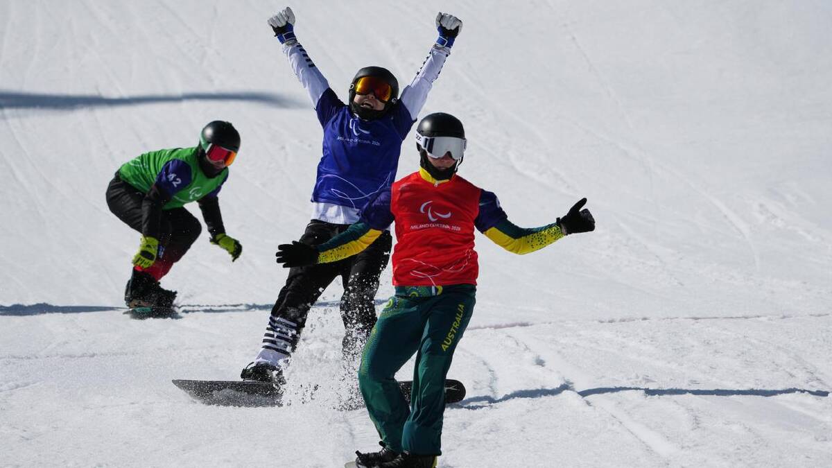 South Korean Lee Jehyuk raises his arms after his semi-final win ahead of red-vested Ben Tudhope,. (AP PHOTO)