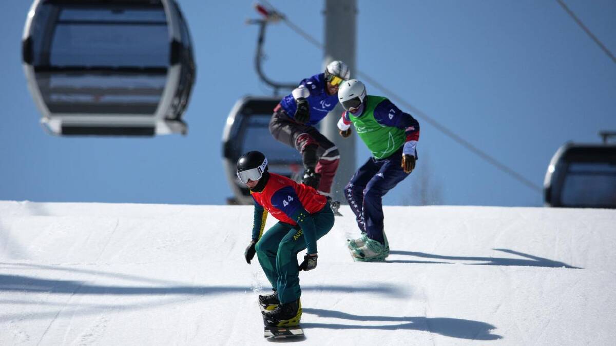 Ben Tudhope leading in his quarter-final snowboard cross heat. (AP PHOTO)