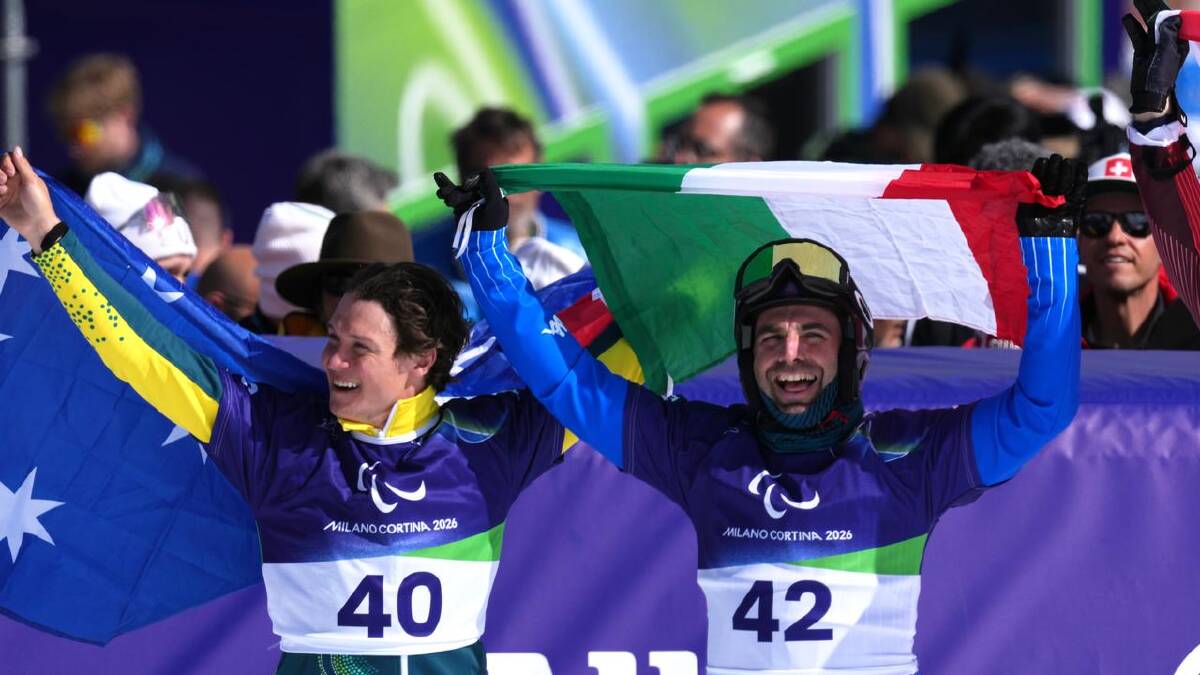 Ben Tudhope celebrates with Italy's champion Emanuel Perathoner.  (AP PHOTO)
