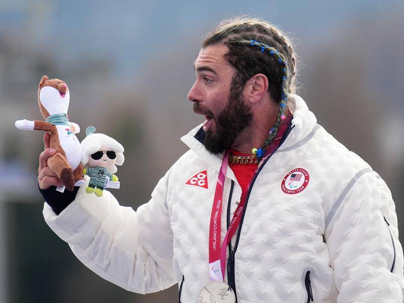 Patrick Halgren on the podium after winning silver in the alpine skiing men's super-G standing.  Photo: AP PHOTO